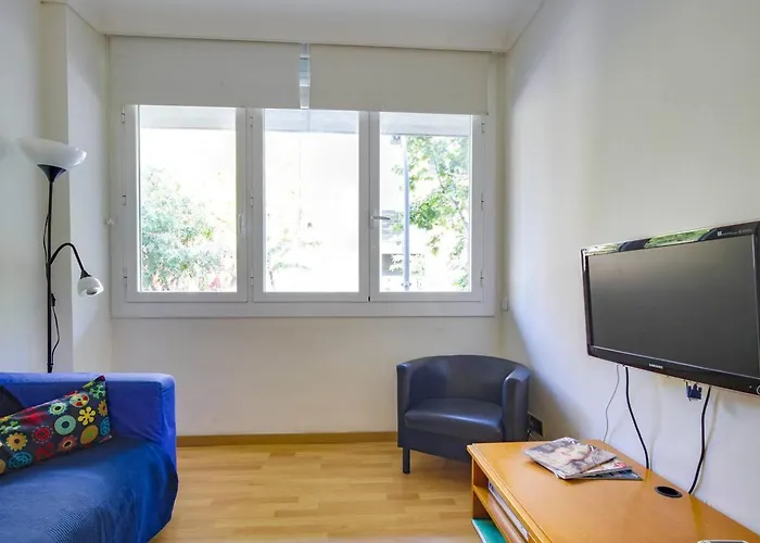 Daire Cozy 2 Bedroom Next To Arc De Triomf Barselona